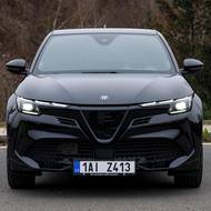 Alfa Romeo Junior Ibrida v provedení Intensa dostala například unikátní masku chladiče.