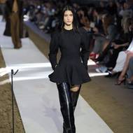 Součástí mnoha outfitů byly i vysoké jezdecké boty až do půli stehen.