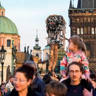 Průvod došel do poloviny Karlova mostu.