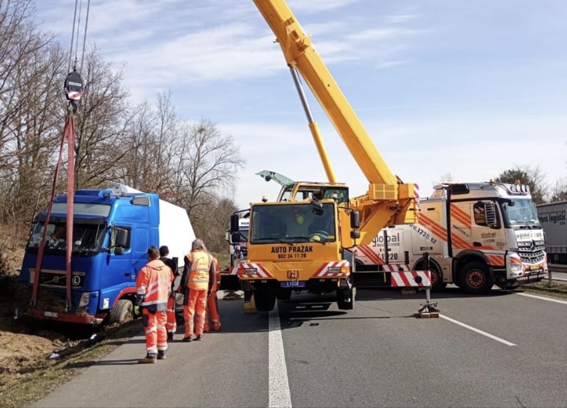 Kvůli vyproštění kamionu je uzavřena D5 u Prahy