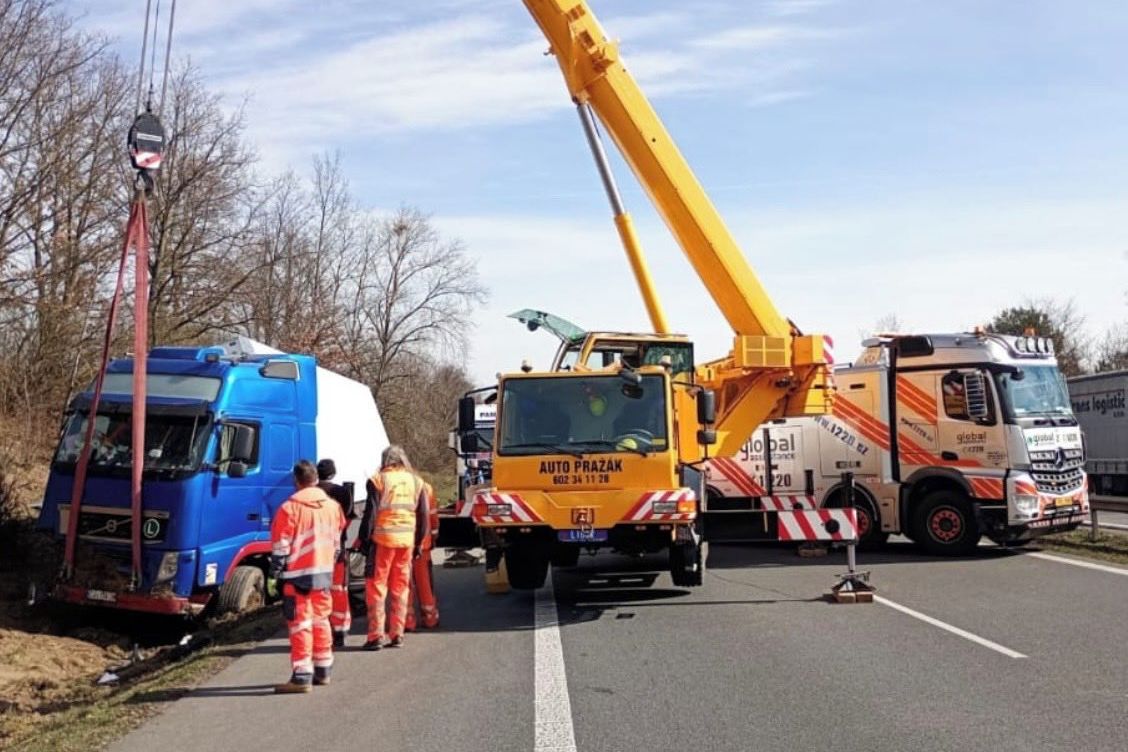 Kvůli vyproštění kamionu je uzavřena D5 u Prahy