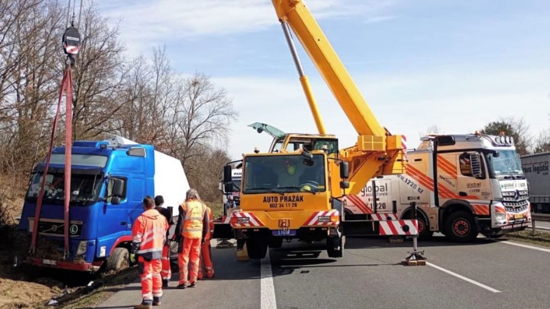 Kvůli vyproštění kamionu je uzavřena D5 u Prahy