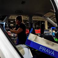 Z téměř tří tisíc zaměstnanců tvoří 16 procent ženy. 