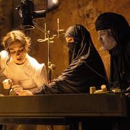 Inscenace Doktorka z domu Trubačů ukazuje i to, jak lékařka před sto lety v Bagdádu operovala.