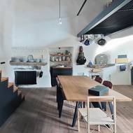 Interiér je zařízený kusy získanými z blešího trhu i rustikálními kusy z bleších trhů.