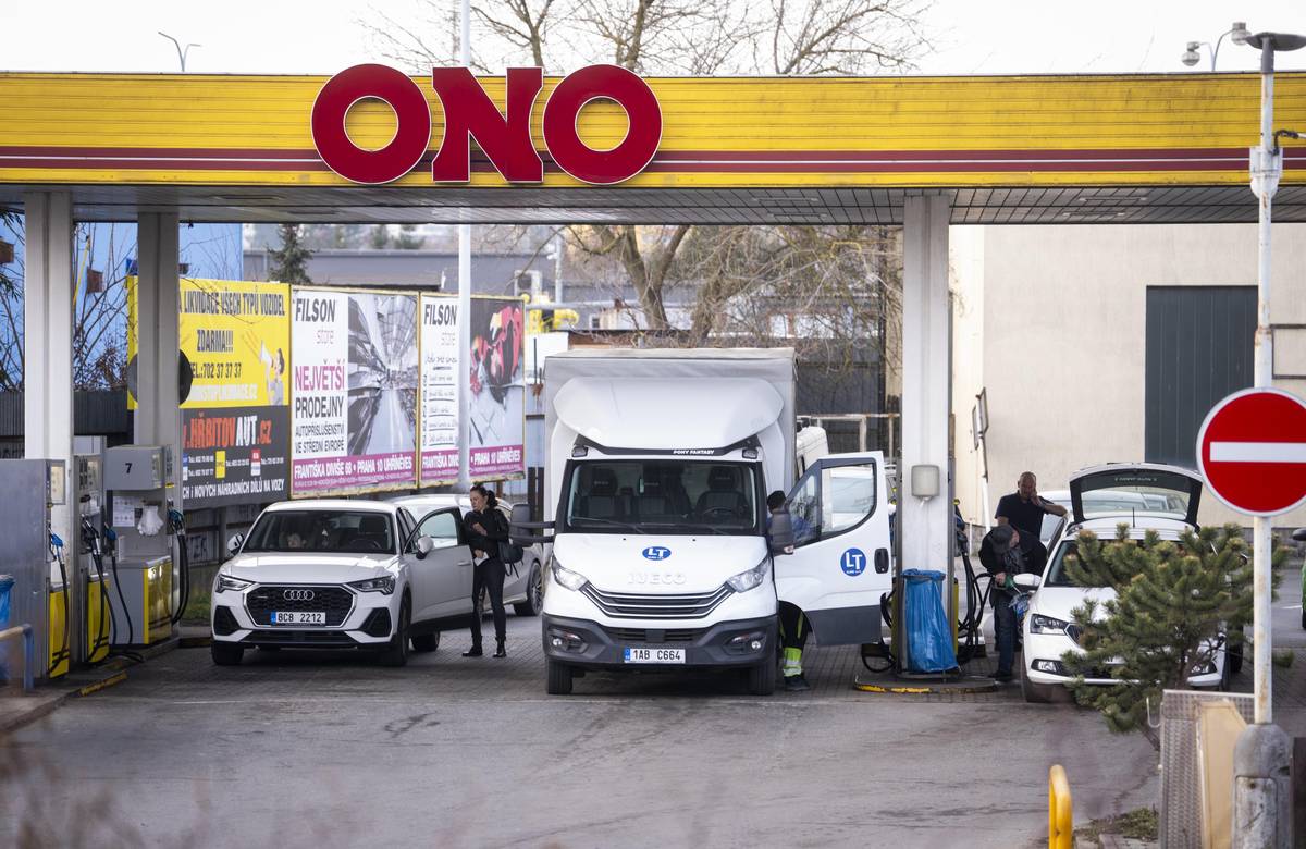 Pohonné hmoty zdražují, ale často není na výběr a tankovat se musí. U levnějších čerpacích stanic je plno. 