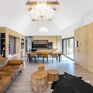 Interiéru dominuje dřevo a teplé barvy.