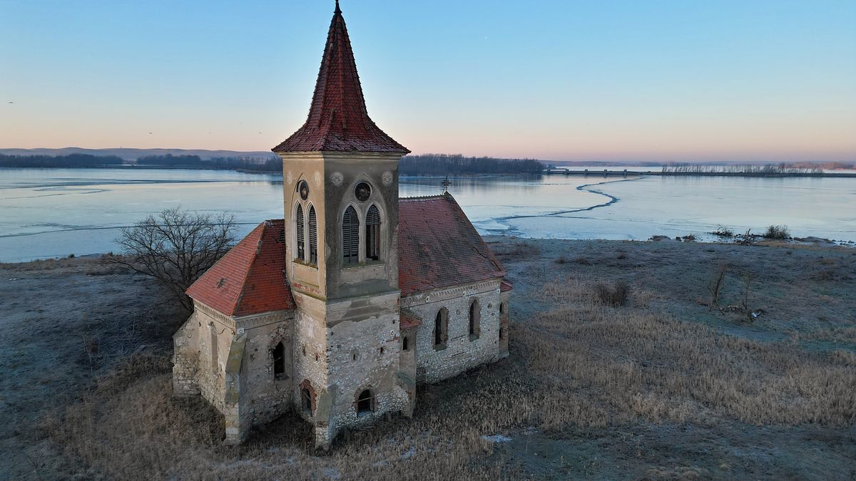 „Pasohlávky nejsou chudá obec, o kostel by se měli postarat,“ tvrdí majitel tamního hotelu