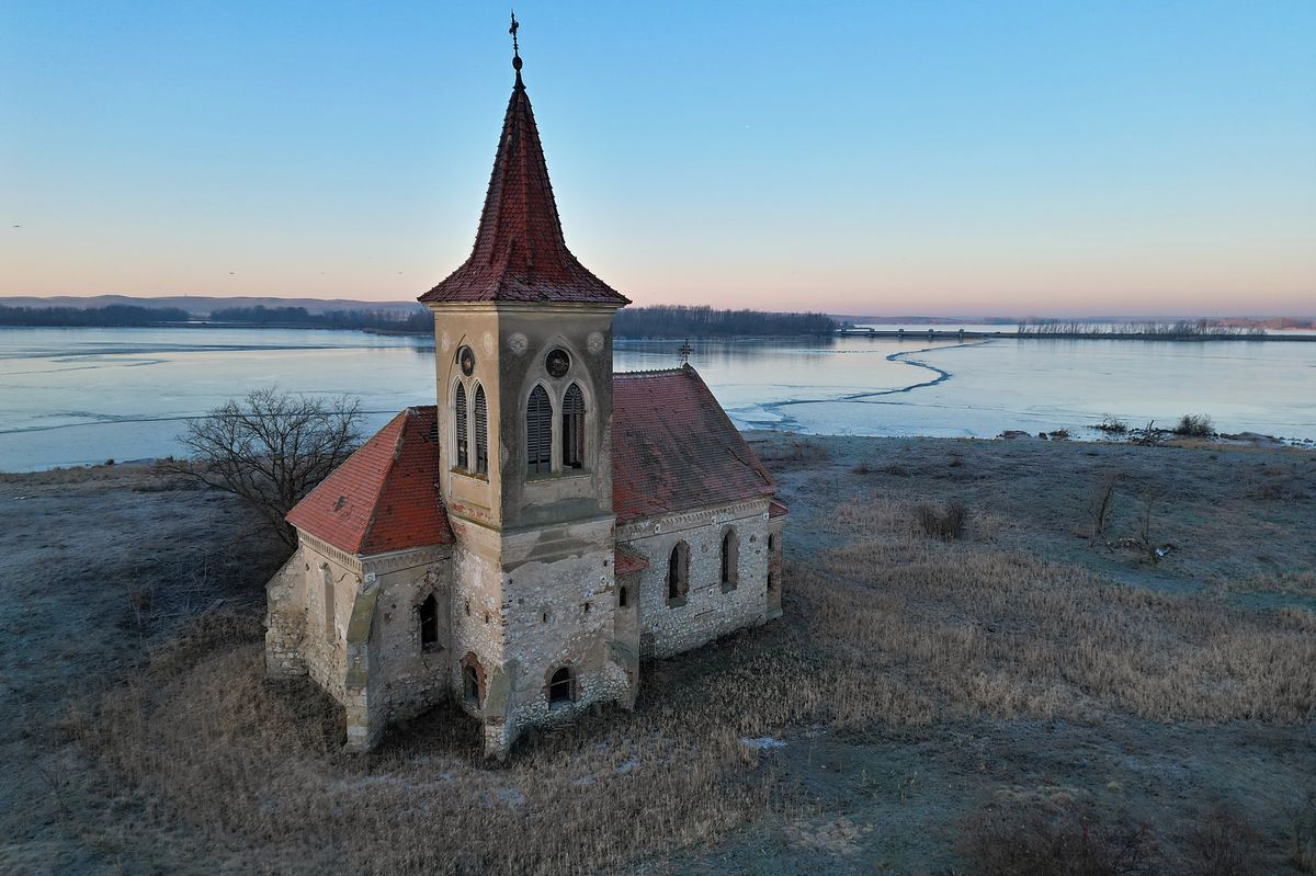 „Pasohlávky nejsou chudá obec, o kostel by se měly postarat,“ tvrdí majitel tamního hotelu 