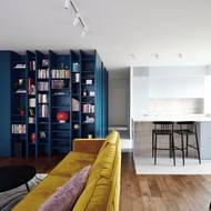 Tyrkysová kostka je ústředním prvkem nové podoby bytu.