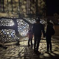 Náměstí Republiky se proměnilo ve velký sochařský park, kde díla Čestmíra Sušky vytvářejí působivou hru světla a stínu.