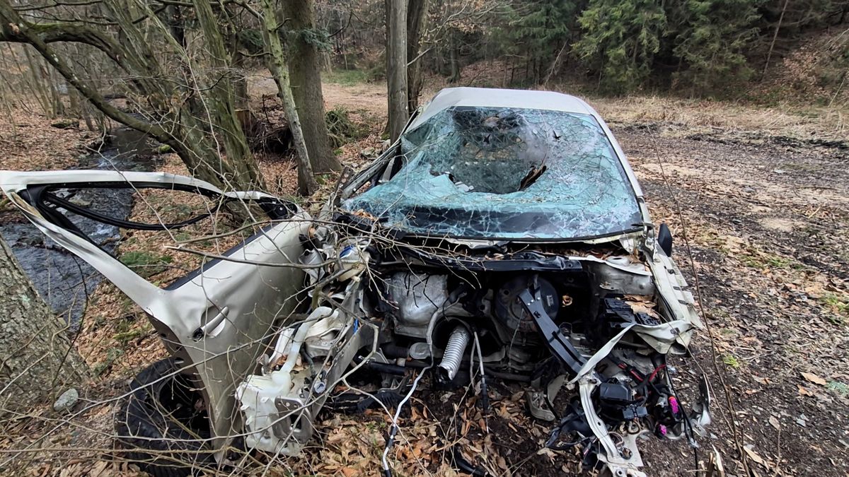 Vrak v Oderských vrších stále hyzdí přírodu. Může za to zákon, říkají silničáři