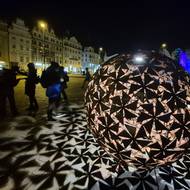 Náměstí Republiky se proměnilo ve velký sochařský park, kde díla Čestmíra Sušky vytvářejí působivou hru světla a stínu.