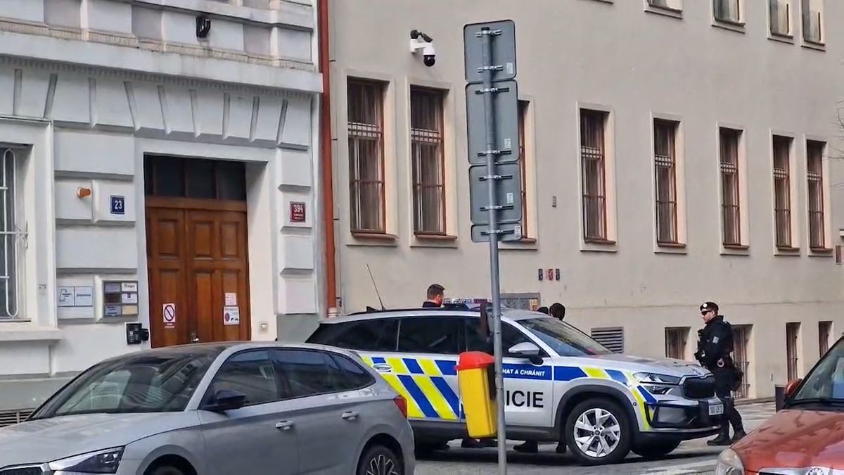 Dívka se zranila po pádu z okna základní školy na pražských Vinohradech