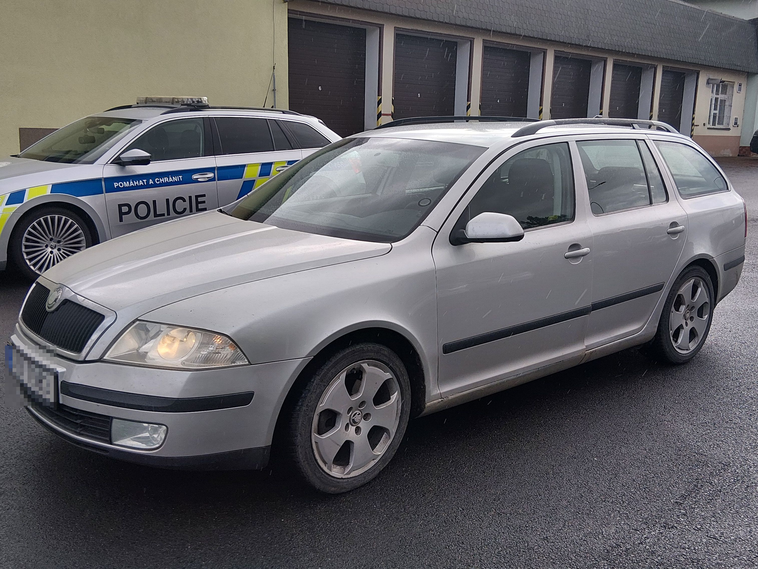 Nedbali zákazů řízení, policisté jim na dálnicích zabavili auta. Jeden řidič skončil ve vězení