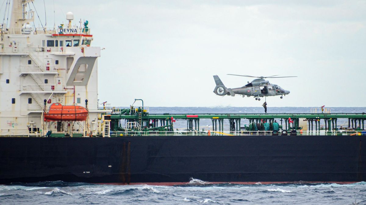 Francie obsadila ve Středomoří tanker ruské stínové flotily