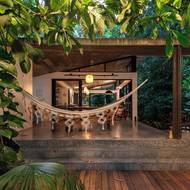 Dům má velké plochy teras nezastřešených i zastřešených. Interiér se tak volně proměňuje v exteriér a zase naopak.