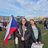 Účastnice demonstrace na pražské Letné