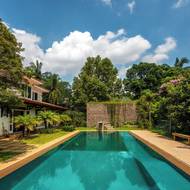 Na místě rezidence, která stála na sousedním pozemku, je nově dvacetimetrový bazén hluboký 4,5 metru.