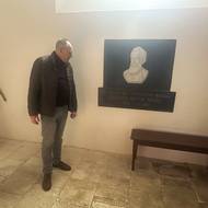 Současný vs. první farář starokatolické obce ve Varnsdorfu: Rolland Solloch a na pamětní desce Anton Nittel