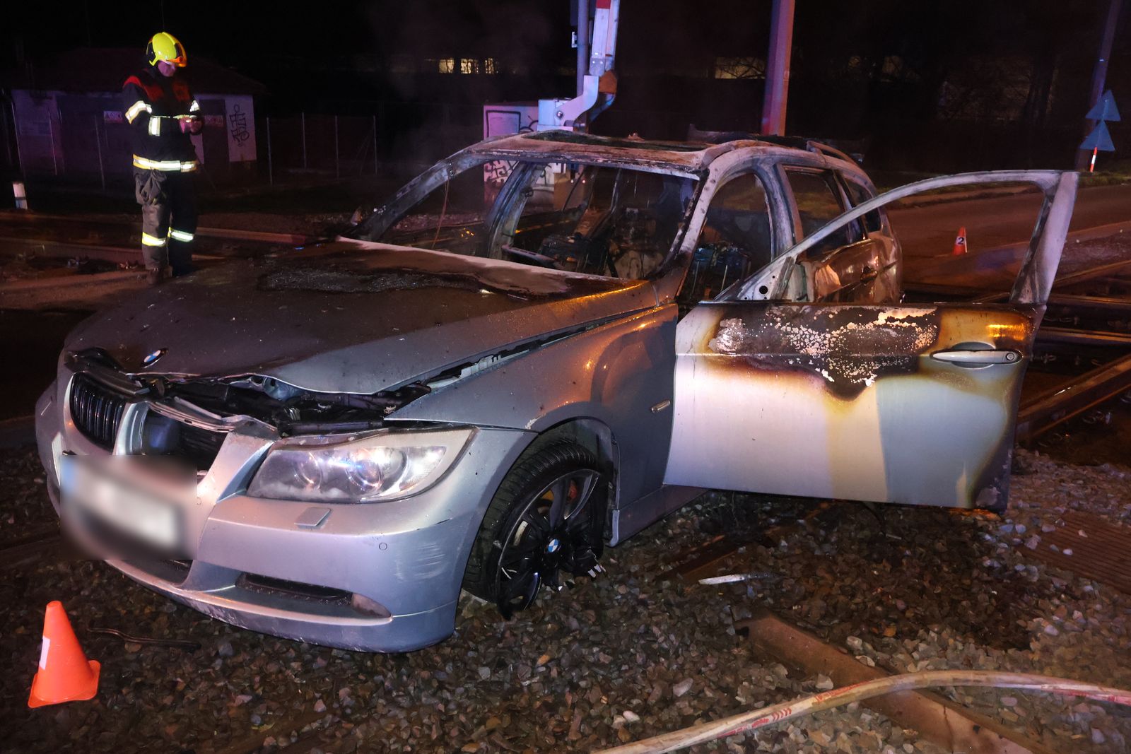 Opilá mladá řidička BMW v Olomouci odbočila na koleje. Auto se vzňalo