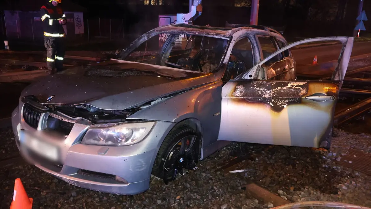Opilá mladá řidička BMW v Olomouci odbočila na koleje. Auto se vzňalo
