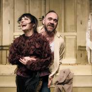 Jana Stryková a Jiří Hána v inscenaci Soukromé životy v Divadle Bez zábradlí