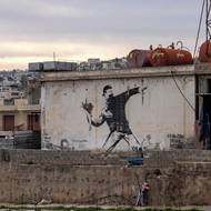 Flower thrower nedaleko Betléma je jedním z nejslavnějších Banksyho děl.
