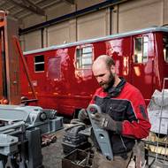 I pro turistické jízdy je potřeba, aby vlaky splňovaly aktuální normy. Proto se lokomotiva musí v podstatě rozebrat a znovu složit. 