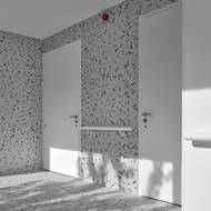 Naskenované květiny, vložené do podlahy a některých stěn jsou dobrým orientačním prvkem. 