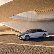 Modernizovaný Mercedes‑Maybach třídy S dostal větší a upravenou masku chladiče, která je osvětlená.