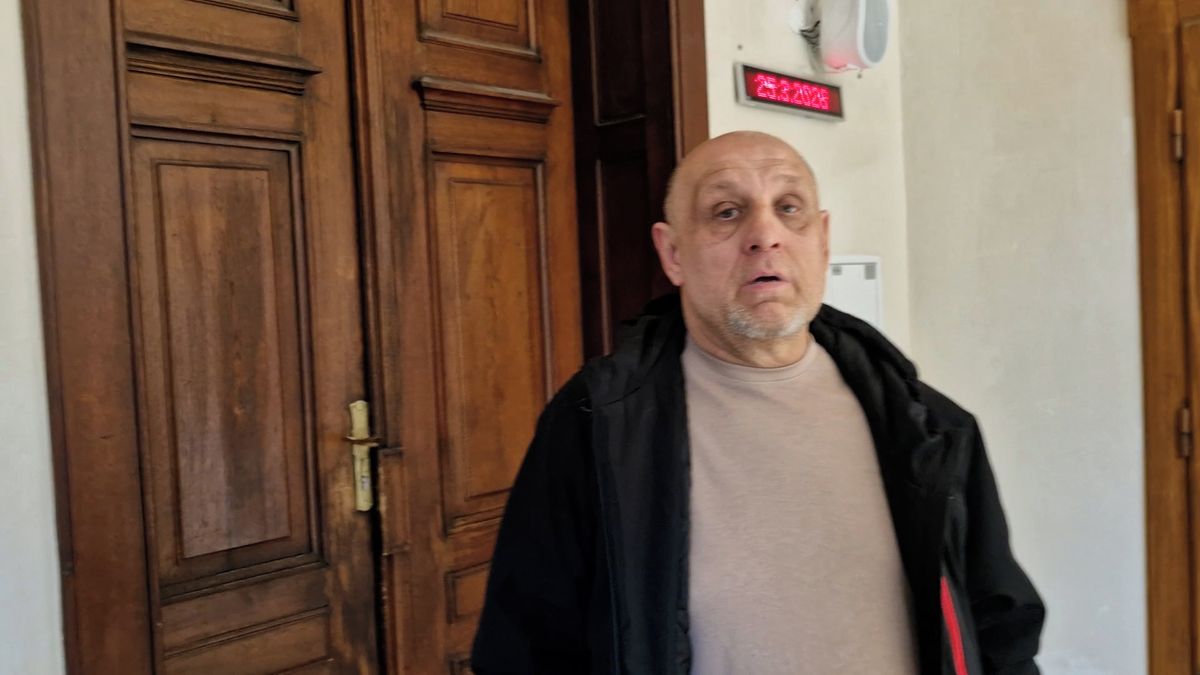 Řidič v Brně se pohádal s cyklistou a pak jej srazil na chodníku. Jen jsem parkoval, hájil se u soudu