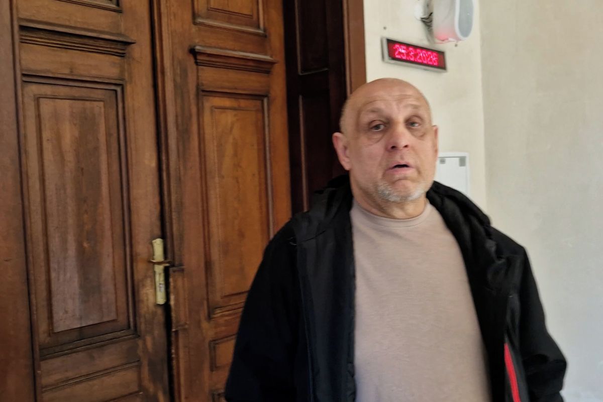 Řidič v Brně se pohádal s cyklistou a pak jej srazil na chodníku. Jen jsem parkoval, hájil se u soudu