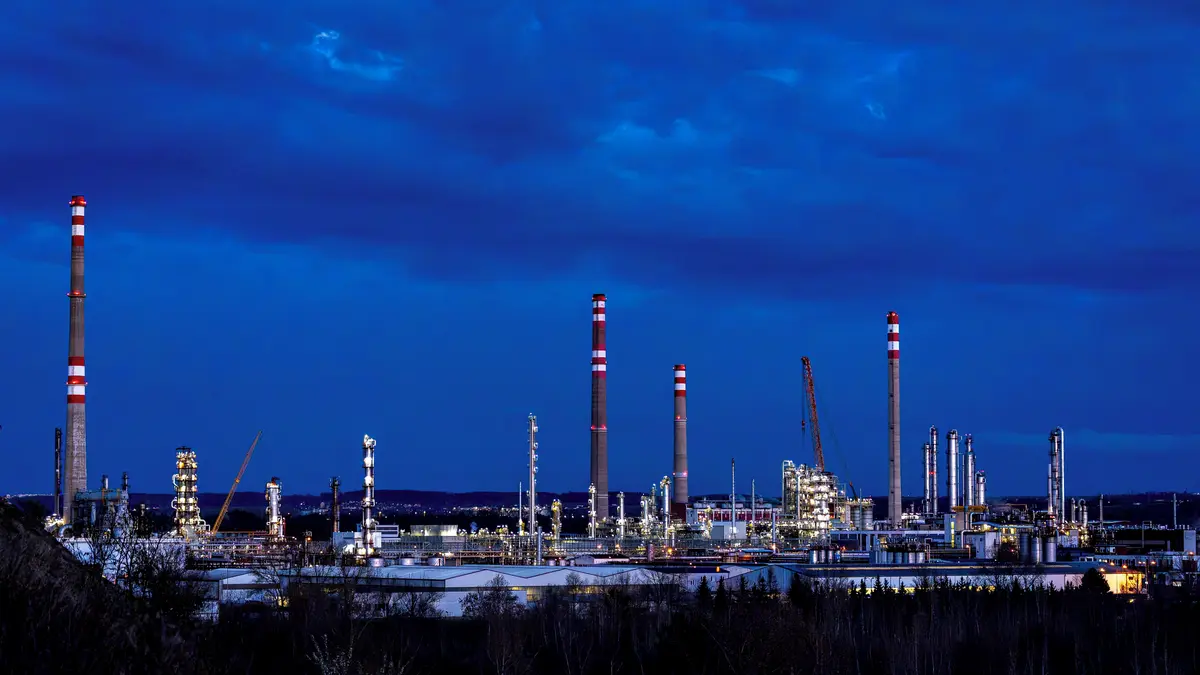 FOTO: Kde se ropa mění na benzín a naftu. Klíčová rafinerie je kousek od Prahy