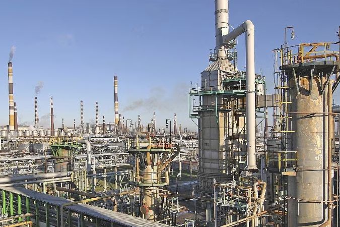 Ukrajinci zaútočili na jednu z největších ropných rafinérií v Rusku