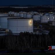 I v noci svítí areál daleko do okolí.