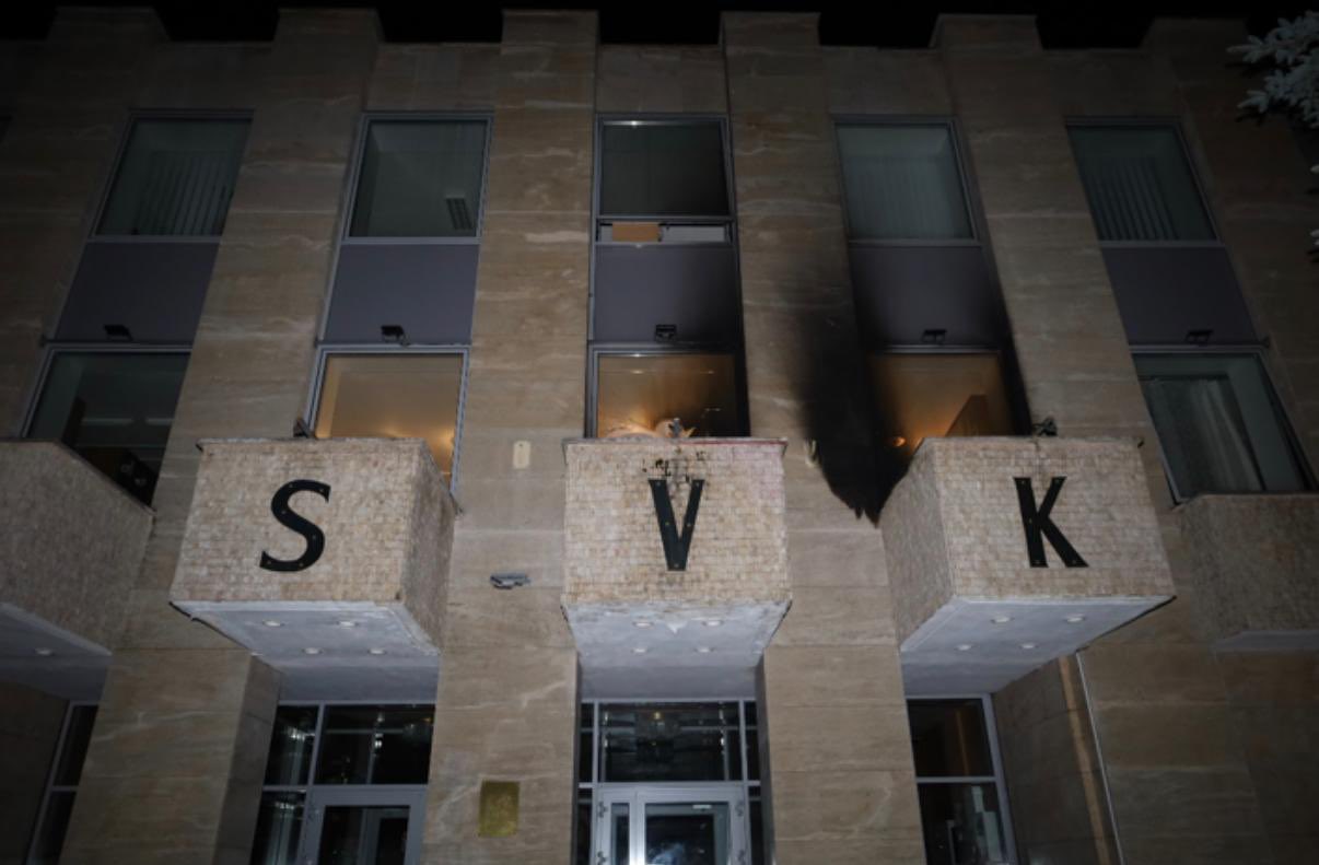 Na Ruský dům v Praze někdo v noci hodil zápalné lahve