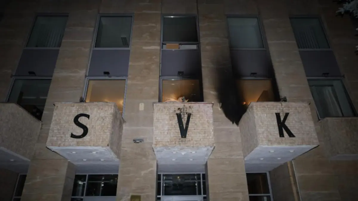 Na Ruský dům v Praze někdo v noci hodil zápalné lahve