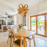 Neformální jídelní zóna přímo navazuje na kuchyň.