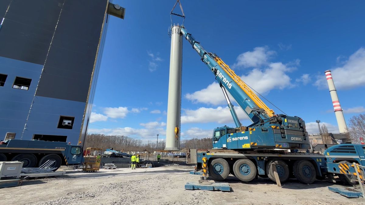 Záběry ze země i z dronu: U Mostu usazují 75metrový komín, práci komplikuje silný vítr