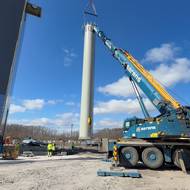 Usazování komínu nové teplárny Komořany