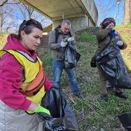Nacházeli kusy oblečení, rozbité lahve, vyhozené obaly od potravin nebo cigaretové nedopalky.