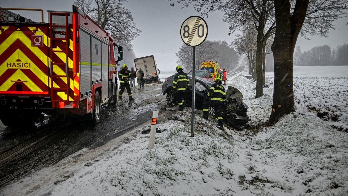 U Hlinska zaskočil řidiče sníh. K nehodě zavolal pomoc systém ecall