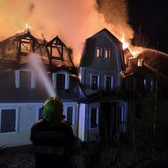 Oheň byl viditelný z dálky.