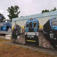 Podobně postupují i jiné společnosti - Správa železnic nechala nastříkat třeba plechovou zastávku v Plzni - Bolevci