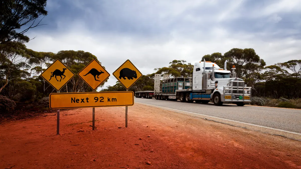 Poloviční daň a veřejná doprava zdarma. Drahý benzín začala řešit i Austrálie