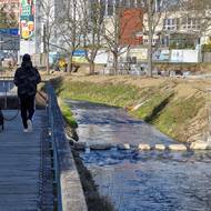 Již několik let fungující promenádu na levém břehu Bělé doplnilo město praktickým propojením s druhým břehem a novým parkovištěm. 