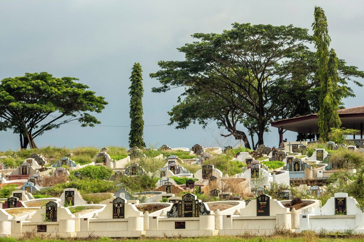 Pár z Malajsie si užíval na hřbitově, soud oba poslal na rok do vězení