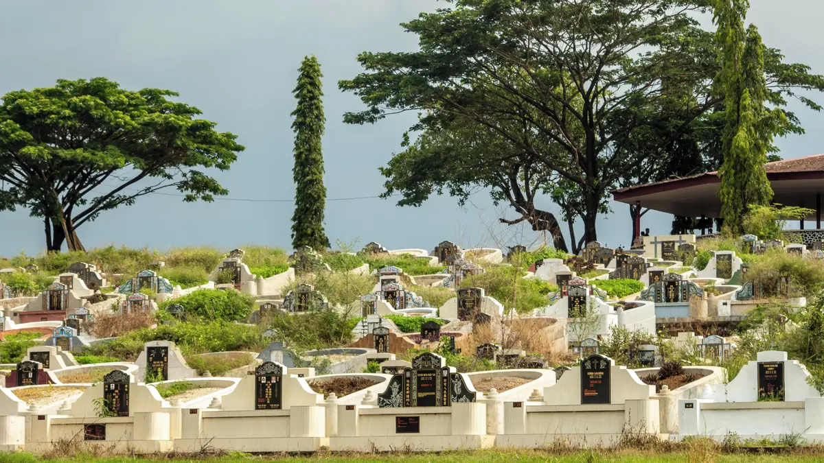 Pár z Malajsie si užíval na hřbitově, soud oba poslal na rok do vězení
