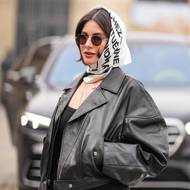 Modelka Nour Arida si uvázala na přehlídku značky Celine šátek po francouzsku. 